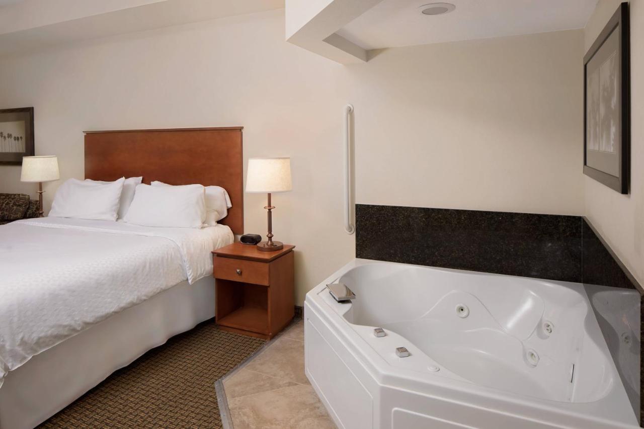 Four Points By Sheraton Fort Myers Airport Exterior photo